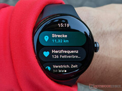 La Pixel Watch est désormais éligible à Wear OS 4, mais pas avec toutes les nouvelles fonctionnalités logicielles de son successeur. (Source de l'image : Notebookcheck)