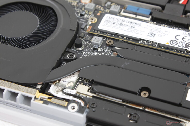 Module WLAN non amovible sous le caloduc en cuivre