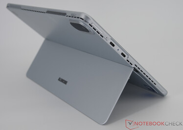 À gauche : bascule de volume, 2x USB-C 3.1 Gen.1 (pleine fonction (USB3.0/2.0, RJ45, HDMI)