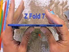 Samsung Fold Z 7 -JerryRigEverything video thumbnail (image source : @JerryRigEverything)