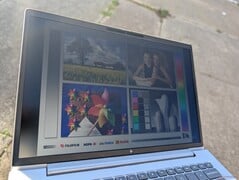 A l'extérieur, sous la lumière directe du soleil