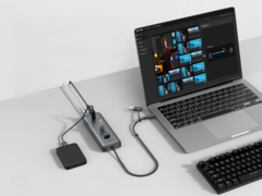 Le hub de données USB-C Anker (8-en-1, 5Gbps) dispose d'un port PD-IN de 100 W pour le chargeur de votre ordinateur portable. (Source de l'image : Anker)