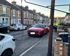 Une voiture électrique en train de se recharger dans la rue au Royaume-Uni (Source de l'image : SGS Energy)