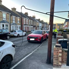 Une voiture électrique en train de se recharger dans la rue au Royaume-Uni (Source de l&#039;image : SGS Energy)