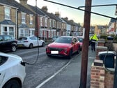Une voiture électrique en train de se recharger dans la rue au Royaume-Uni (Source de l'image : SGS Energy)