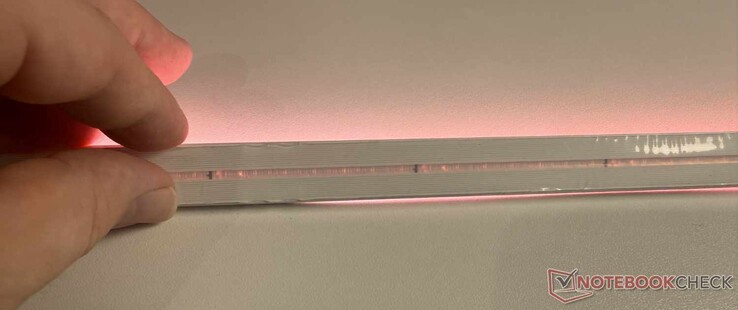 La bande lumineuse Govee COB Strip Light 2 Pro peut être coupée tous les 6,5 cm (repères noirs)