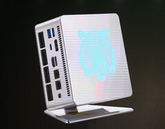 Le MINISFORUM UM790 XTX supportera les eGPUs grâce à un port Oculink. (Source de l'image : MINISFORUM)