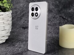 Le OnePlus 13R (photo) et le OnePlus 12 bénéficient désormais de la diffusion audio Bluetooth double via la dernière mise à jour