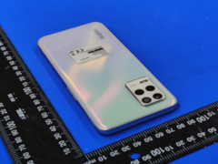 Le Realme 9 est une version remaniée du Realme 8 5G. (Image source : FCC)