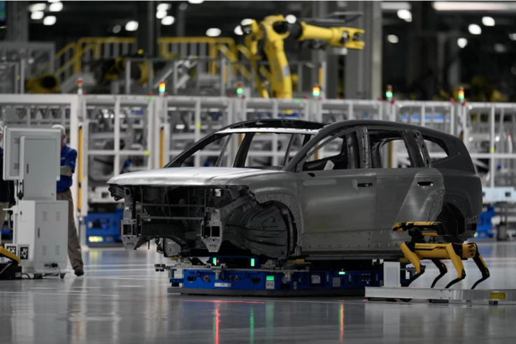 Robot examinant la carrosserie d'un véhicule lors d'un contrôle de qualité (Source de l'image : npr.org)