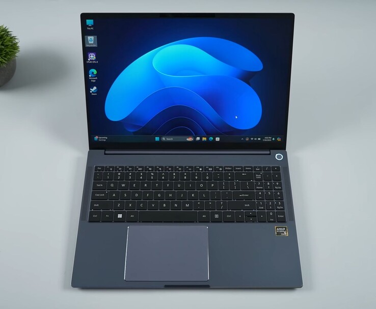 Ordinateur portable AIM Max+ doté d'un clavier de grande taille, d'un grand trackpad et de la marque AMD Ryzen AI Max+, fonctionnant sous Windows 11 (Source d'image : ETA PRIME sur YouTube)
