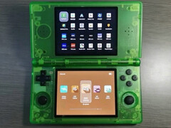 Un aperçu présumé de l'Anbernic RG DS dans une finition verte translucide. (Source de l'image : via Retro Handhelds)
