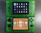 Un aperçu présumé de l'Anbernic RG DS dans une finition verte translucide. (Source de l'image : via Retro Handhelds)