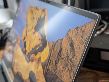 Panneau IPS de haute qualité avec un excellent rapport de contraste bien qu'il fasse partie de la configuration de base