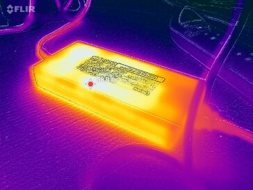 L'adaptateur secteur atteint près de 60 °C lorsque vous jouez