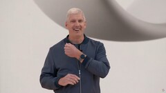 Rick Osterloh portant la future Pixel Watch. (Image source : Google)