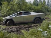 Le Cybertruck a impressionné les bûcherons à bien des égards, mais il a finalement été écarté pour un usage intensif en raison de sa faible autonomie. (Source de l'image : Tucker Carlson)