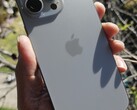 Trop chaud pour être manipulé ? L'iPhone 15 Pro Max. (Source : Notebookcheck)