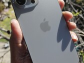 Trop chaud pour être manipulé ? L'iPhone 15 Pro Max. (Source : Notebookcheck)