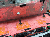 La batterie 4680 du modèle Y s'est avérée être un paquet difficile à casser (image : Munro Live/YouTube)