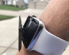 En raison de l'étroitesse de la conception interne de la Apple Watch, les batteries gonflées peuvent faire sortir l'écran et exposer des bords tranchants (Image : Shawn Miller)