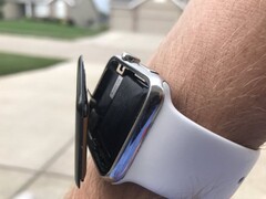 En raison de l'étroitesse de la conception interne de la Apple Watch, les batteries gonflées peuvent faire sortir l'écran et exposer des bords tranchants (Image : Shawn Miller)