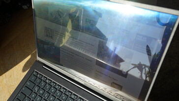 L'Asus ZenBook 14X n'est pas à l'aise en plein soleil