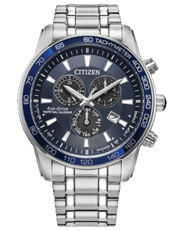 Chronographe Citizen Classic Eco-Drive doté d’un cadran bleu foncé, d’un boîtier et d’un bracelet en acier inoxydable argenté de 44 mm, d’une lunette tachymétrique, de trois sous-cadrans et d’un guichet de date.