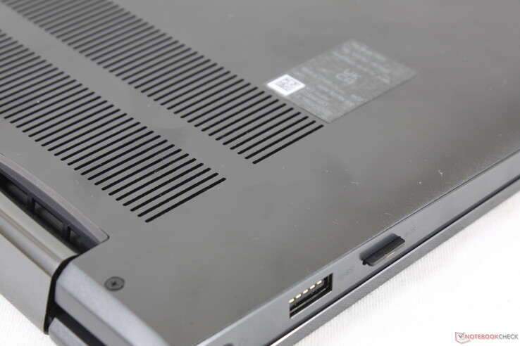 La carte MicroSD entièrement insérée dépasse d'environ 1 à 2 mm pour faciliter l'éjection