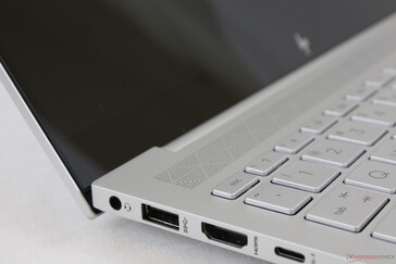 Les bords et les surfaces lisses et minimalistes nous rappellent beaucoup les designs de Razer Blade et de MacBook