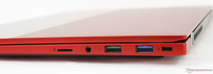 Droit : Lecteur MicroSD, casque 3,5 mm, USB-A 2.0, USB-A 3.0, verrou Kensington