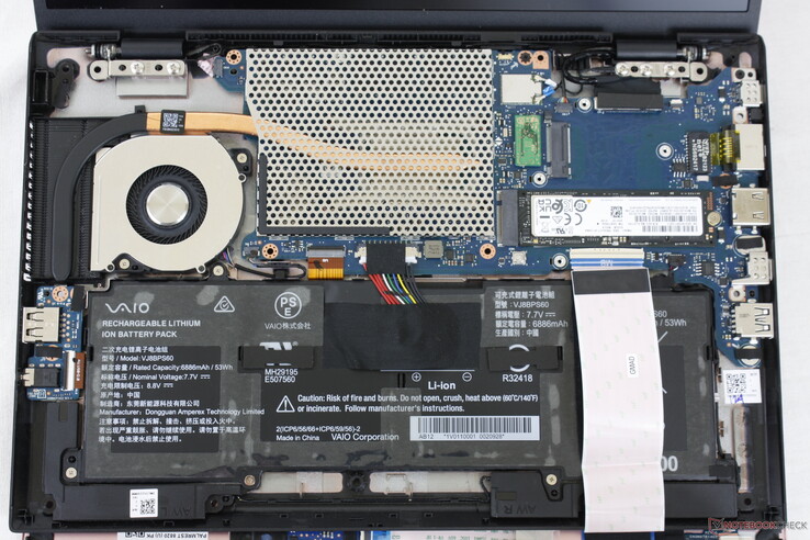 Les propriétaires ont un accès direct au slot de stockage M.2 2280 PCIe4 x4, au slot WAN M.2 2242 et à la batterie interne. Malheureusement, il n'y a pas d'antenne incluse pour l'installation du WAN par l'utilisateur final, alors que les modules RAM et WLAN sont soudés