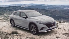 Le constructeur allemand a officiellement dévoilé la variante SUV élégante de sa luxueuse Classe S électrique, appelée EQS (Image : Mercedes-Benz)