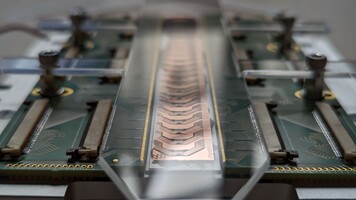 Les circuits photoniques intégrés à base de verre d'Ephos pourraient contribuer à réduire l'impact environnemental de l'informatique quantique (Image Source : Ephos)