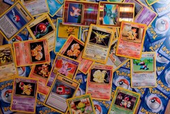 Pour acheter des cartes à collectionner Pokémon, il n&#039;est même pas nécessaire d&#039;entrer dans le magasin puisqu&#039;un distributeur automatique est intégré à la façade du magasin (Image : Thimo Pedersen)