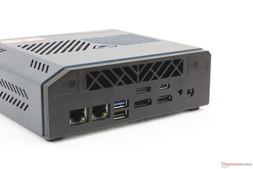 À l'arrière : 2 ports RJ-45 (2,5 Gbps), USB-A 3.2 Gen. 2, USB-A 2.0, OcuLink, DisplayPort 1.4, USB-C 4.0 avec DisplayPort 2.1, HDMI 2.1, prise casque 3,5 mm, adaptateur secteur