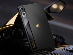 La variante Golden Saga semble être une exclusivité chinoise pour le moment. Sur la photo : la tablette de jeu dans son coloris spécial. (Source de l'image : RedMagic)