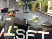 La première fissure sur la fenêtre du Tesla Cybertruck s'est formée après 3 coups légers à modérés avec la hache d'urgence. (Source de l'image : @OwenSparks_)