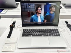Le Tecno Megabook S16 pèse 2,9 livres, ce qui est plutôt léger pour un ordinateur portable de 16 pouces (Source de l&#039;image : Alexander Fagot, Notebookcheck)