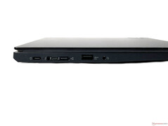 A gauche : USB-C 3.2 Gen 2, USB-C 4.0/Thunderbolt 4/port d'ancrage, USB-A 3.2 Gen 1, port audio combiné