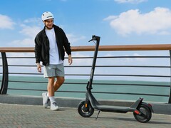 Le Xiaomi Electric Scooter 4 Lite (2nd Gen) a une plus grande autonomie que son prédécesseur. (Source de l'image : Xiaomi)