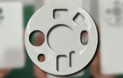 Le prétendu boîtier du Xiaomi 12 Ultra est parsemé de découpes pour les capteurs. (Image source : Weibo - édité)