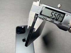 Unité factice présumée du Galaxy S26 Edge mesurée à l&#039;aide d&#039;un pied à coulisse numérique. (Source de l&#039;image : OnLeaks sur X)