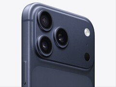 Gros plan sur l'iPhone 17 Pro Max en bleu profond (Source de l'image : Apple)