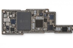 Une carte 14 Pro Max. (Source : iFixit)