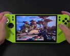 Gameplay de Borderlands 4 sur l'ordinateur de poche MSI Claw 8 AI alimenté par AMD Ryzen Z2 Extreme, montrant une vue à la première personne avec un fusil pointé vers un environnement extérieur (Source d'image : ETA PRIME via YouTube)