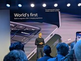 Pavan Davuluri présentant le chargeur USB-C magnétique fourni avec chaque ordinateur portable Surface Ultra