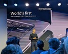 Pavan Davuluri présentant le chargeur USB-C magnétique fourni avec chaque ordinateur portable Surface Ultra