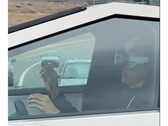 Le conducteur du Tesla Cybertruck risque le tout pour le tout avec Apple Vision Pro au volant (Image : @blakestonks / X)
