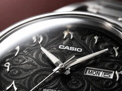 Gros plan sur le cadran noir de la Casio MTP-E735AR, présentant un motif d’arabesques complexe, des chiffres arabes orientaux en relief, des aiguilles polies argentées et un affichage du jour et de la date à 3 heures.